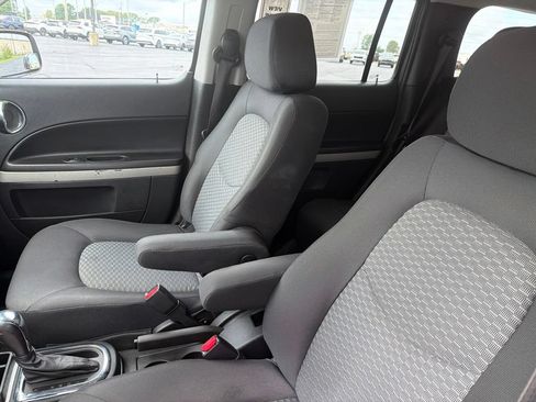 Used 2010 Chevrolet HHR LT w/ My Link Package FWD image 11