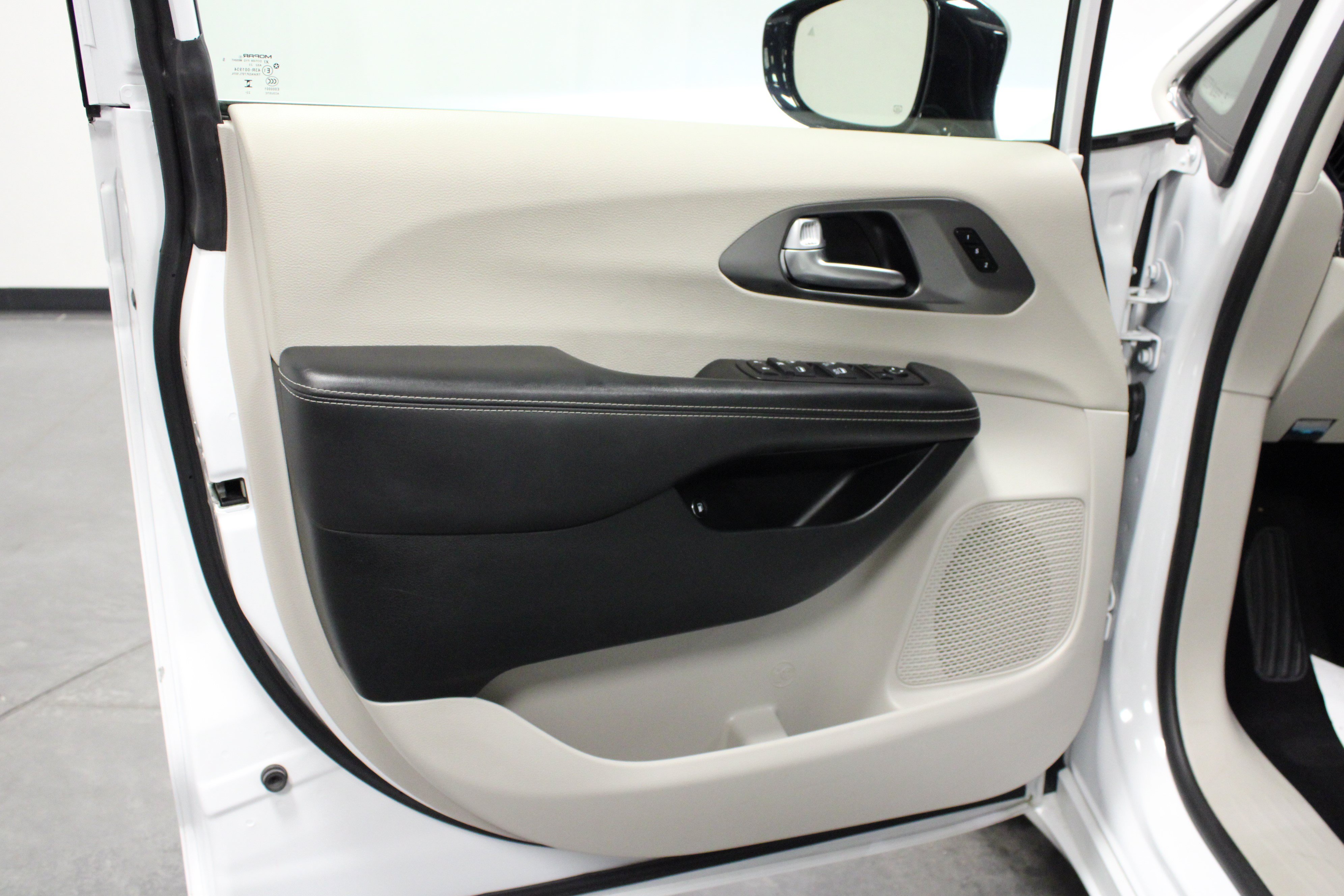 Used 2024 Chrysler Pacifica Limited FWD image 11