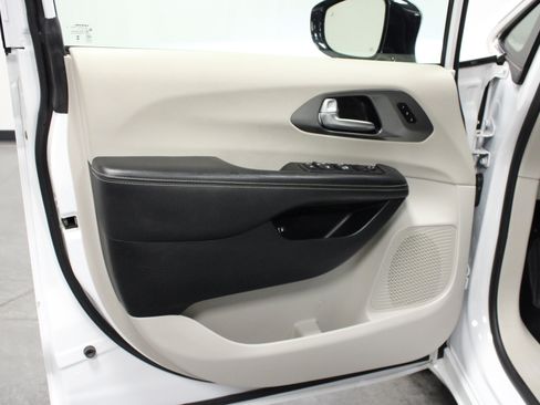 Used 2024 Chrysler Pacifica Limited FWD image 11