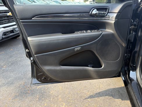 Used 2020 Jeep Grand Cherokee Overland AWD/4WD image 16