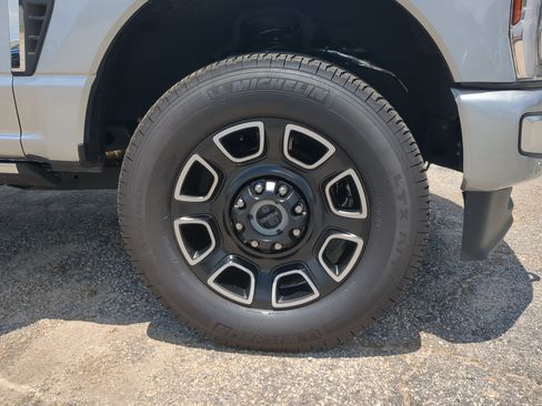 Used 2024 Ford F350 Platinum AWD/4WD image 9