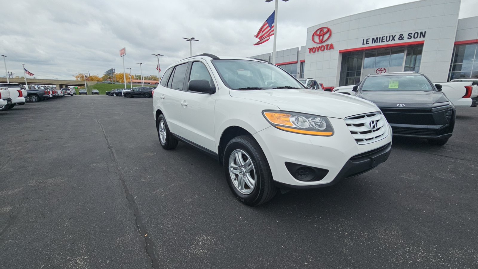 Used 2010 Hyundai Santa Fe GLS FWD image 1