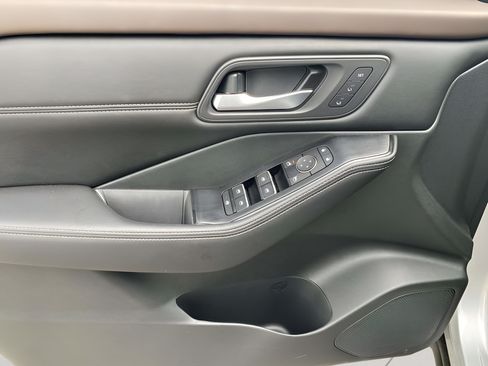 Used 2023 Nissan Rogue SL w/ SL Premium Package FWD image 17