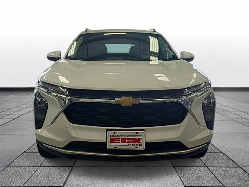 Used 2025 Chevrolet Trax LT w/ LT Convenience Package FWD image 2