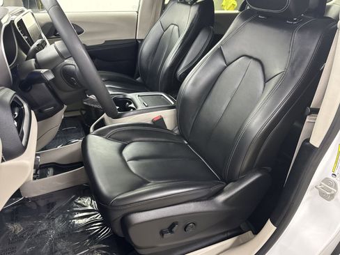 Used 2023 Chrysler Pacifica Touring-L image 4