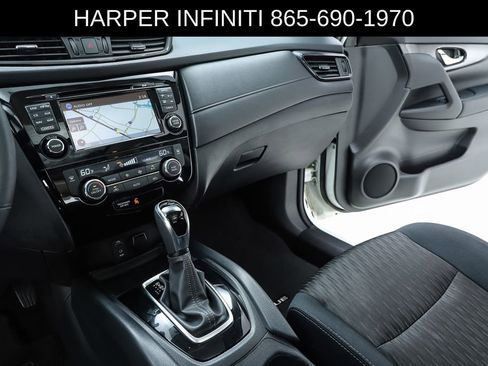 Used 2017 Nissan Rogue SV AWD/4WD image 24