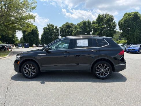 Used 2023 Volkswagen Tiguan SE w/ Panoramic Sunroof Package FWD image 2