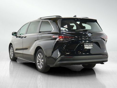 Used 2024 Toyota Sienna LE AWD/4WD image 3