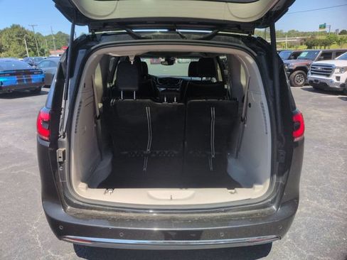 Used 2023 Chrysler Pacifica Limited FWD image 33