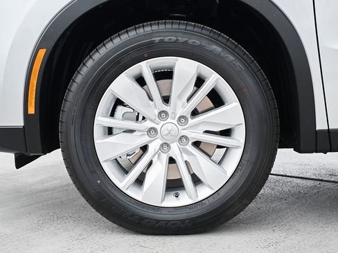 New 2026 Mitsubishi Outlander ES FWD image 3
