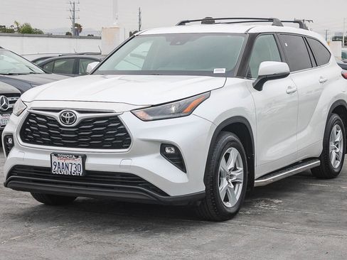 Used 2022 Toyota Highlander LE FWD image 3
