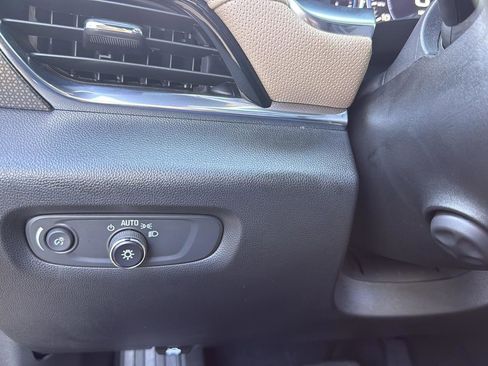 Used 2023 Chevrolet Traverse Premier FWD image 18