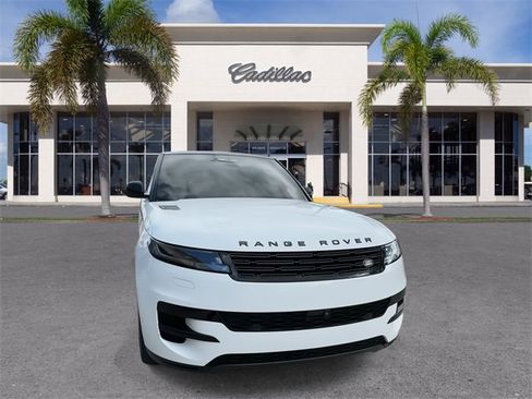 Used 2025 Land Rover Range Rover Sport SE image 3