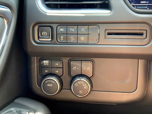 Used 2023 Chevrolet Tahoe Z71 w/ Luxury Package AWD/4WD image 34