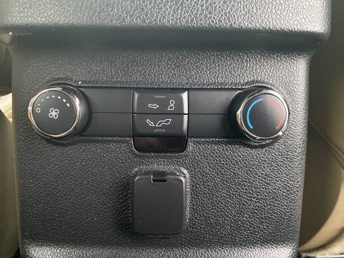 Used 2017 Ford Explorer XLT w/ Equipment Group 202A AWD/4WD image 29