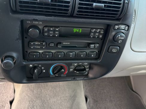 Used 2000 Ford Explorer XLS RWD image 16