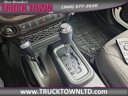 Used 2017 Jeep Wrangler Unlimited Sahara w/ Connectivity Group image 17