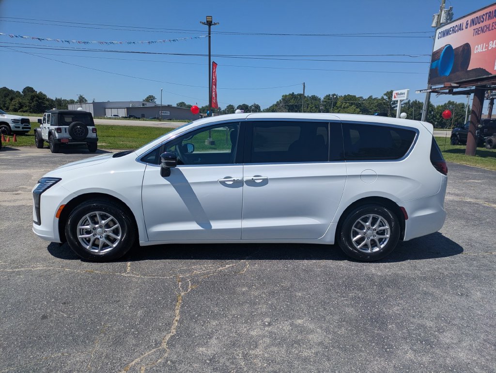 New 2027 Chrysler Pacifica Select w/ Family Tech Group FWD image 4