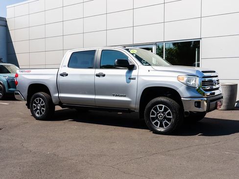 Used 2017 Toyota Tundra SR5 w/ TRD Off Road Package AWD/4WD image 30