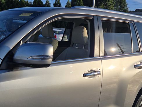 Used 2023 Lexus GX 460 Luxury w/ Accessory Package AWD/4WD image 11