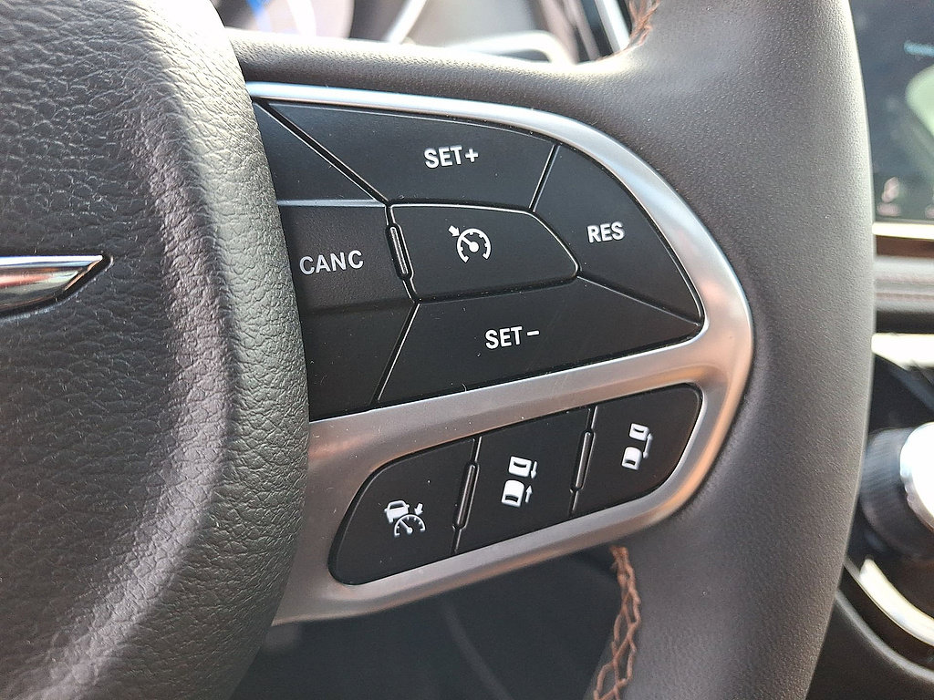 Used 2025 Chrysler Pacifica Pinnacle FWD image 24