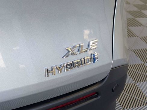 Used 2024 Toyota Sienna XLE FWD image 9
