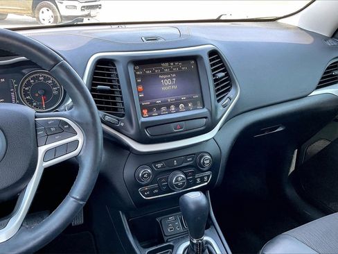 Used 2018 Jeep Cherokee Latitude Plus w/ Comfort/Convenience Group image 9