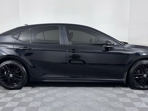 Used 2025 Toyota Camry SE image 9