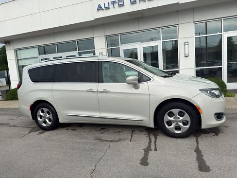 Used 2017 Chrysler Pacifica Touring-L Plus FWD image 2