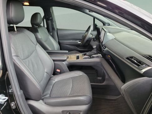 Used 2025 Toyota Sienna Limited image 25
