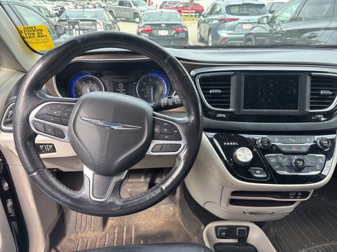 Used 2019 Chrysler Pacifica Touring-L FWD image 7