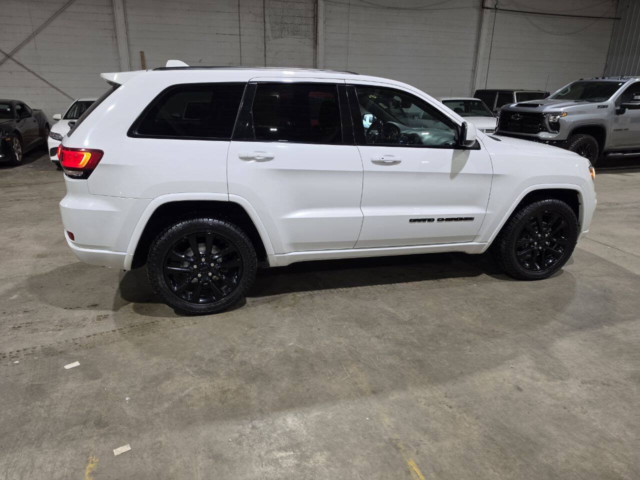 Used 2019 Jeep Grand Cherokee Altitude AWD/4WD image 14