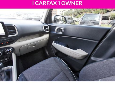 Used 2024 Hyundai Venue Limited image 11