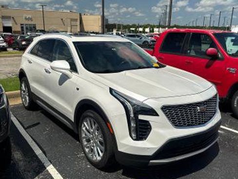 Used 2020 Cadillac XT4 Premium Luxury w/ LPO, Radiant Package FWD image 2