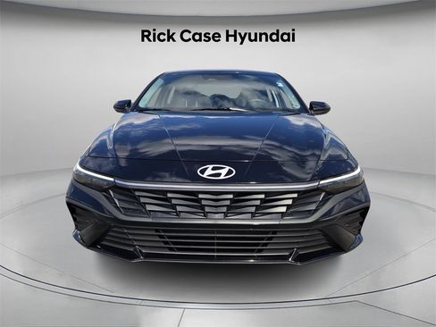 Certified 2025 Hyundai Elantra SE image 5