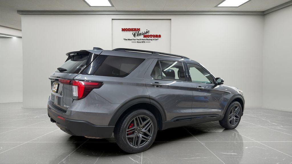 Used 2025 Ford Explorer ST-Line w/ ST-Line Street Pack AWD/4WD image 5