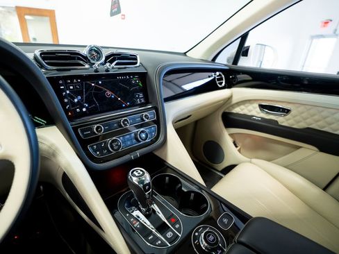 Used 2021 Bentley Bentayga Plug-In Hybrid image 40