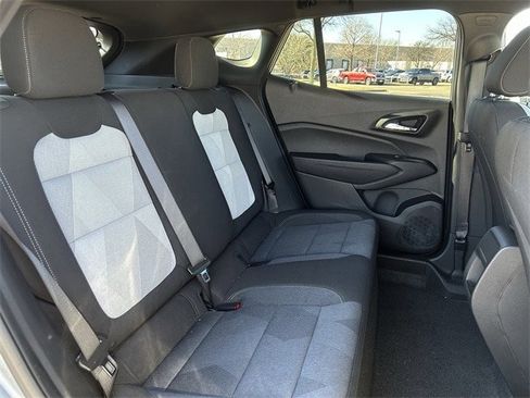 Used 2025 Chevrolet Trax RS image 32