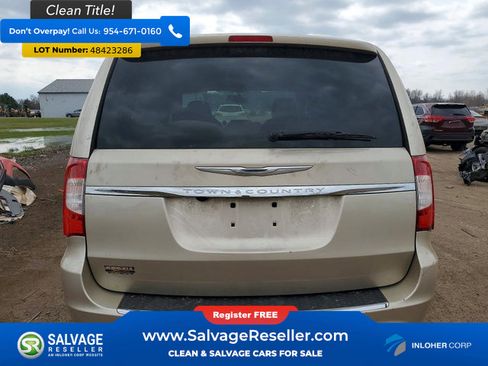 Used 2013 Chrysler Town & Country Touring FWD image 8
