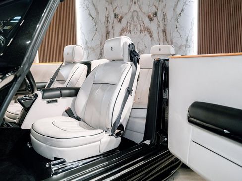 Used 2015 Rolls-Royce Phantom Drophead Coupe image 19