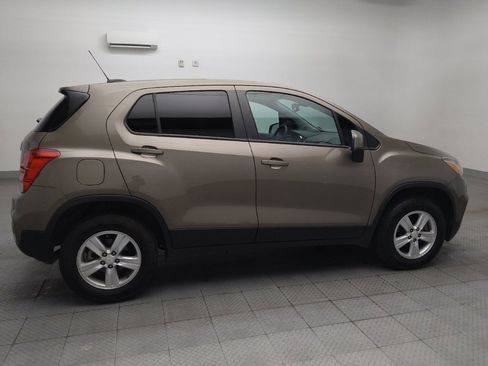 Used 2022 Chevrolet Trax LS w/ Tint and Cruise Package AWD/4WD image 10