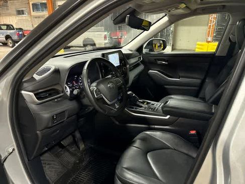 Used 2022 Toyota Highlander XLE AWD/4WD image 31