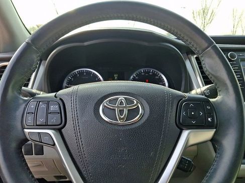 Used 2016 Toyota Highlander XLE w/ Four Season Floor Mat Package image 21