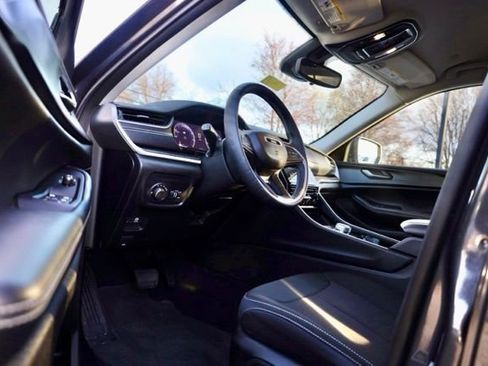 Used 2023 Jeep Grand Cherokee Laredo image 15