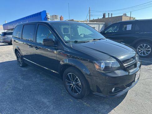 Used 2018 Dodge Grand Caravan SXT w/ Blacktop Package FWD image 3