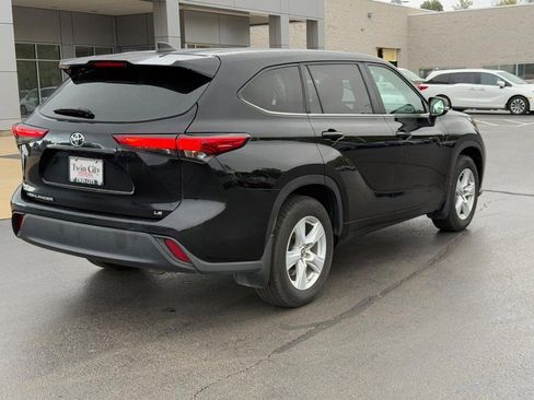 Certified 2023 Toyota Highlander LE image 3