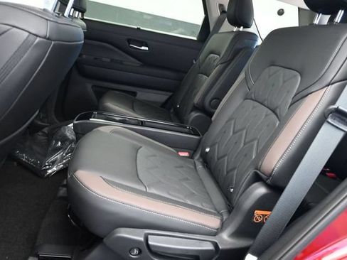 Used 2026 Nissan Pathfinder Platinum FWD image 23