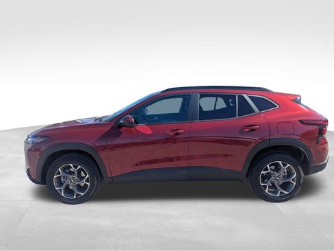 Used 2025 Chevrolet Trax LT w/ LT Convenience Package image 5