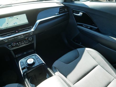 Certified 2022 Kia Niro EX w/ Cold Weather Package FWD image 11
