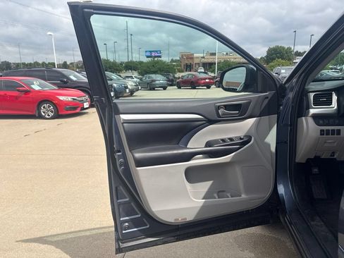 Used 2019 Toyota Highlander XLE AWD/4WD image 9